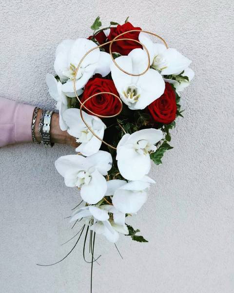 bouquet de mariée roses rouges orchidées blanches